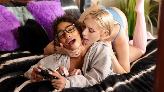 [HotGirlsGame] Kay Lovely, Erotic Medusa (Squirting Water Fucking Gamers / 12.04.2023)