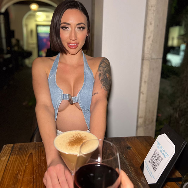 [MrLuckyLife] Blaire Johnson (Brunette Babe Blaire Stays The Night / 01.30.2025)